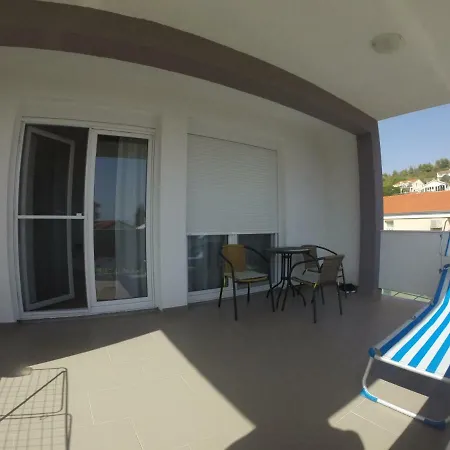 4 Me Apartment *